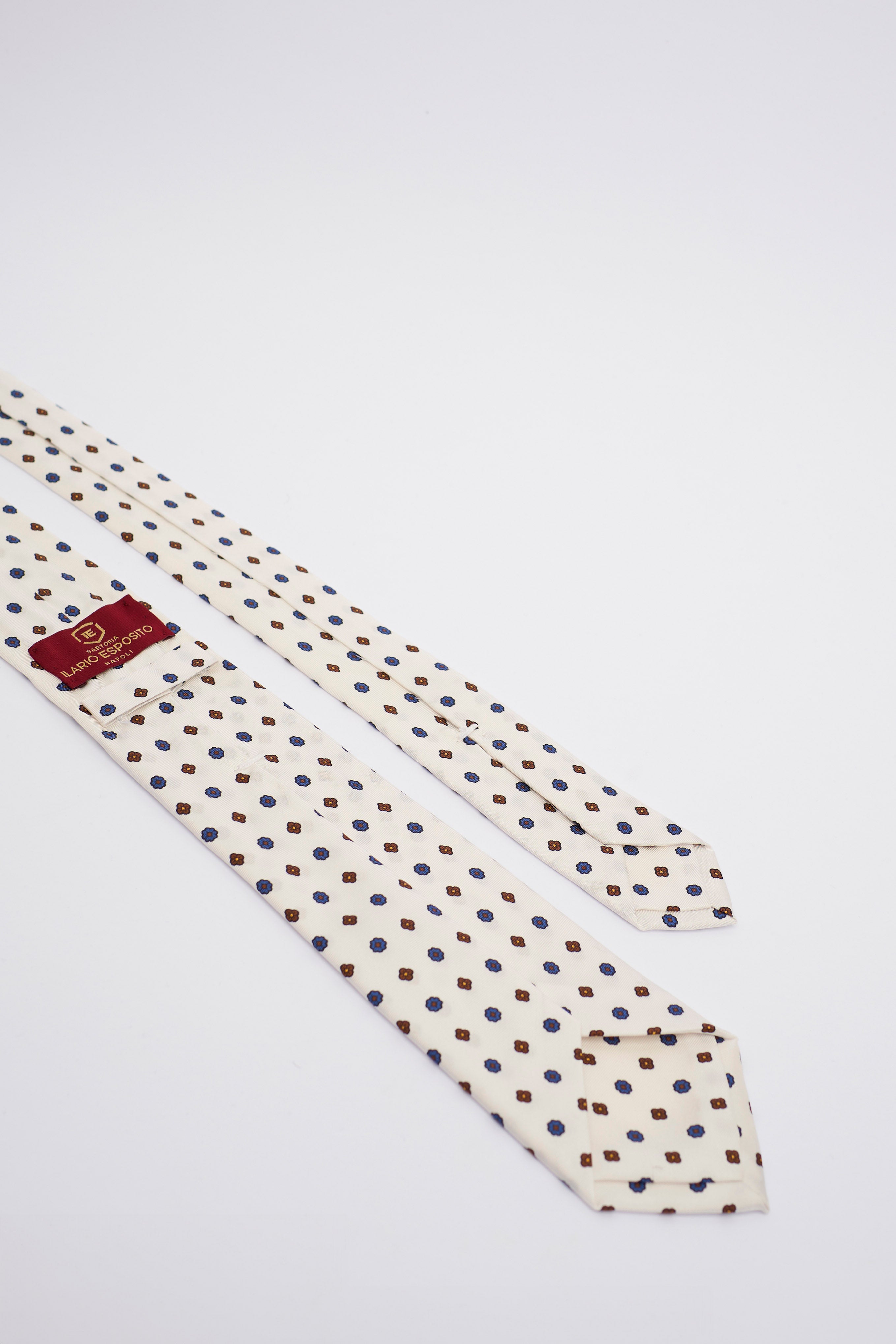 Cravatta in Seta Bianca con Fiori Celestini e Marroni Piccoli