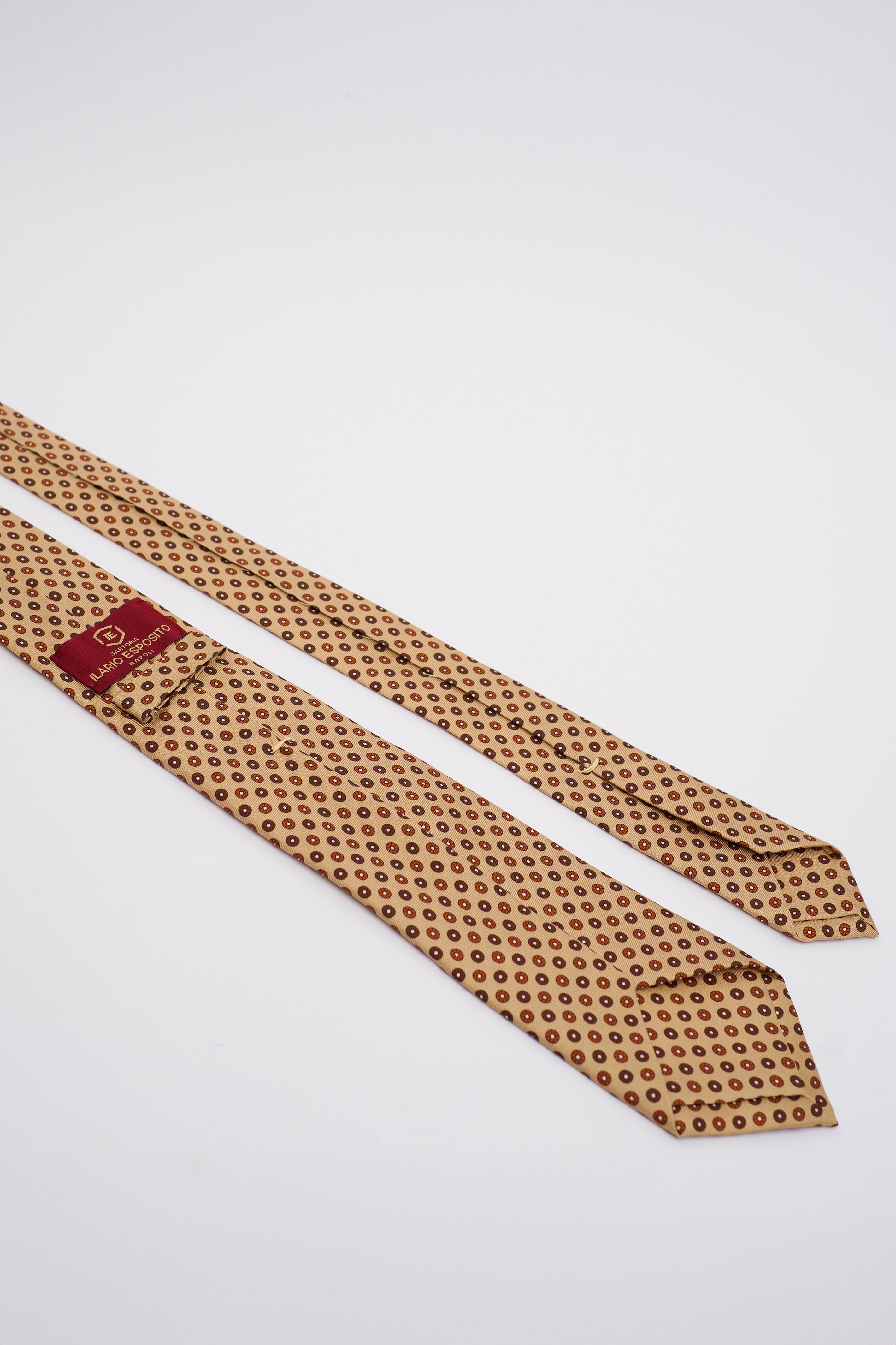 Cravatta in Seta Ocra con Disegno Geometrico Bordeaux e Arancio