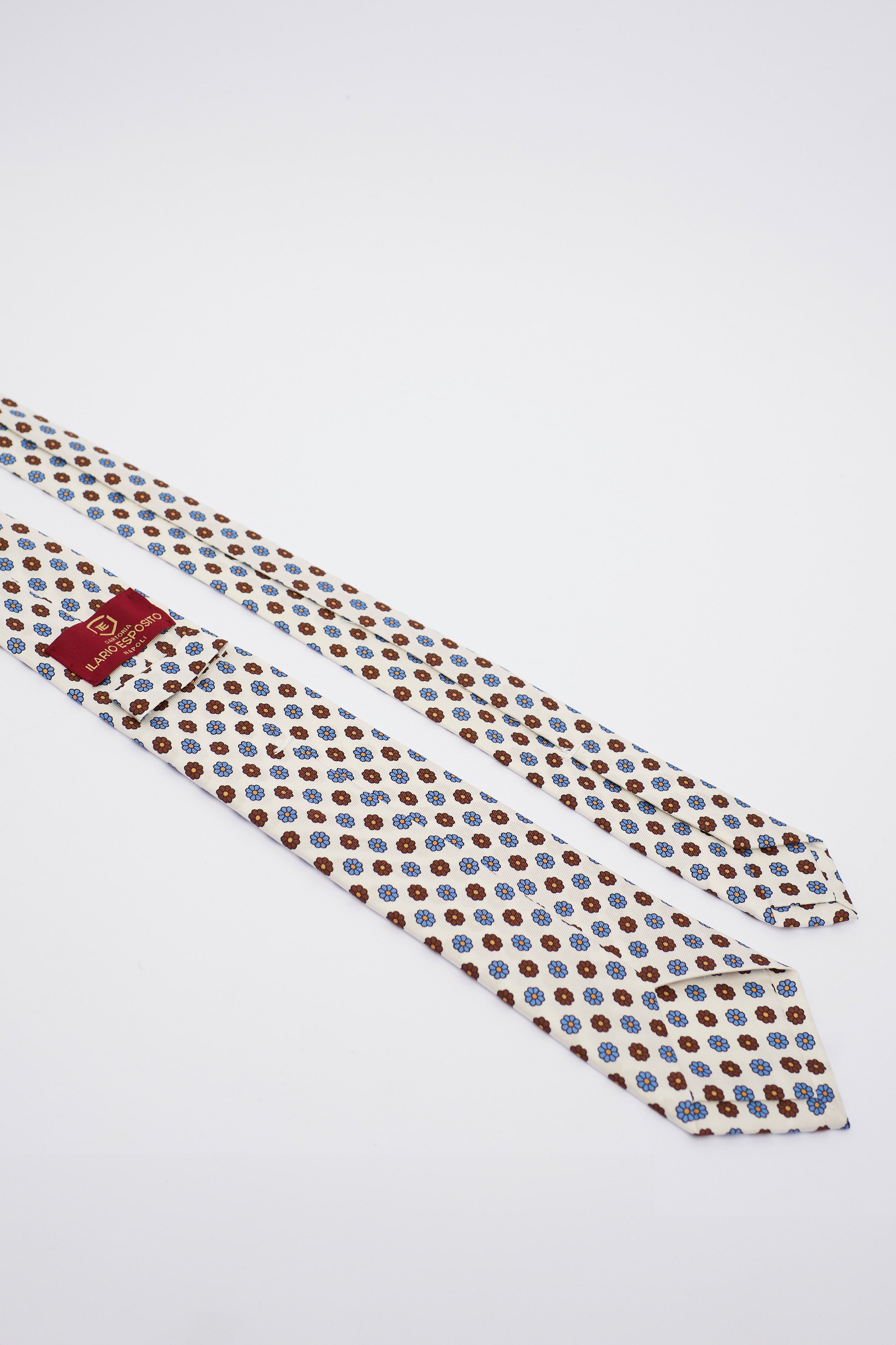 Cravatta in Seta Bianca con Fiori Celestini e Marroni Grandi