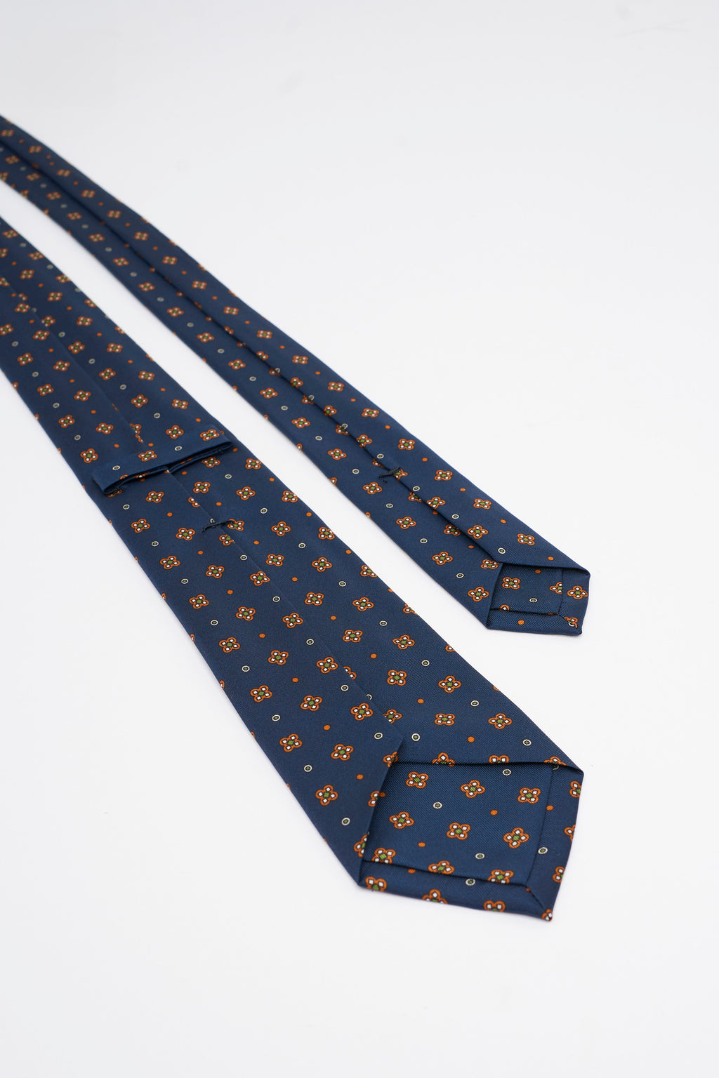 Cravatta in Seta Blu con Motivo a Fiori Geometrici