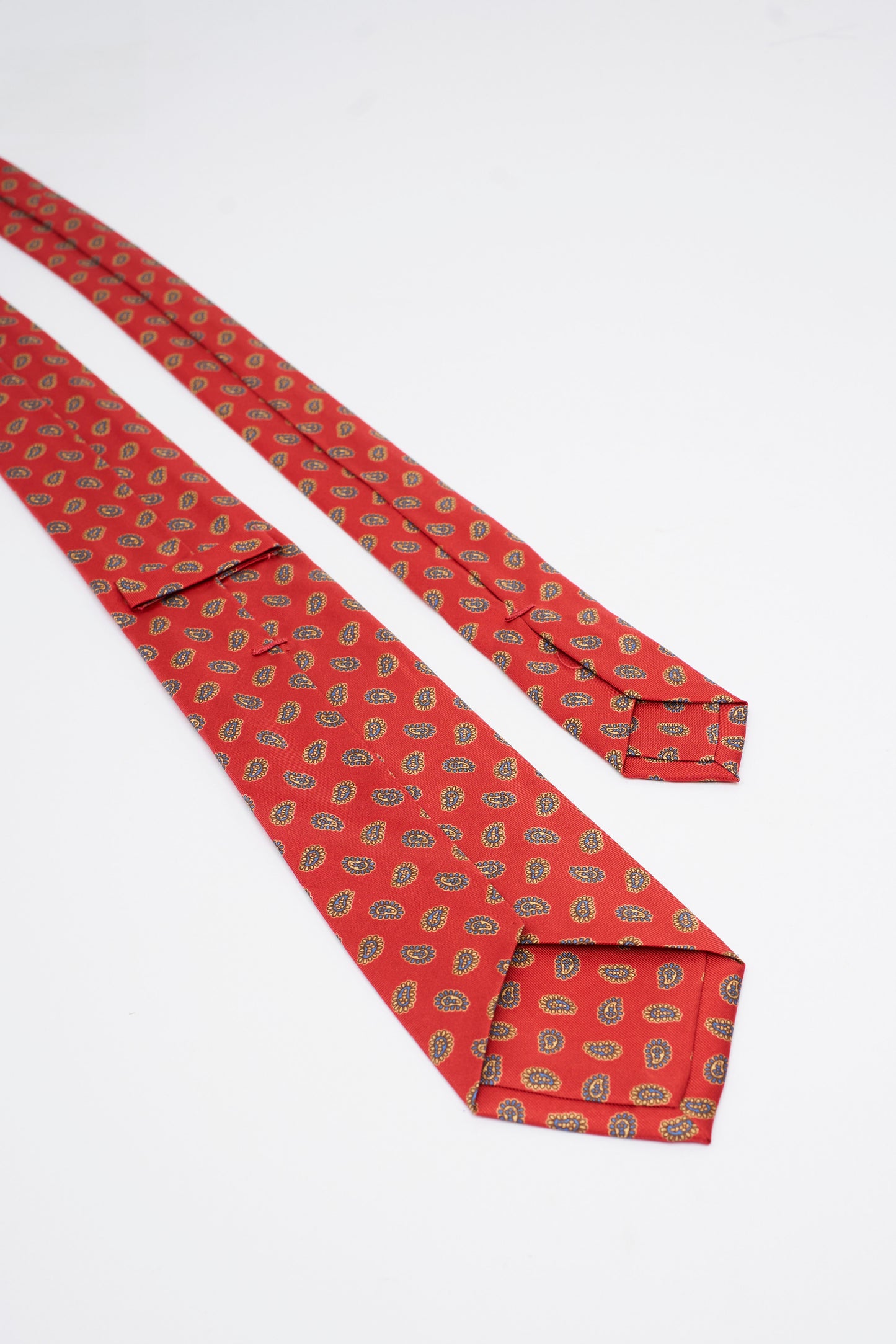 Cravatta in Seta Rossa con Motivo Paisley