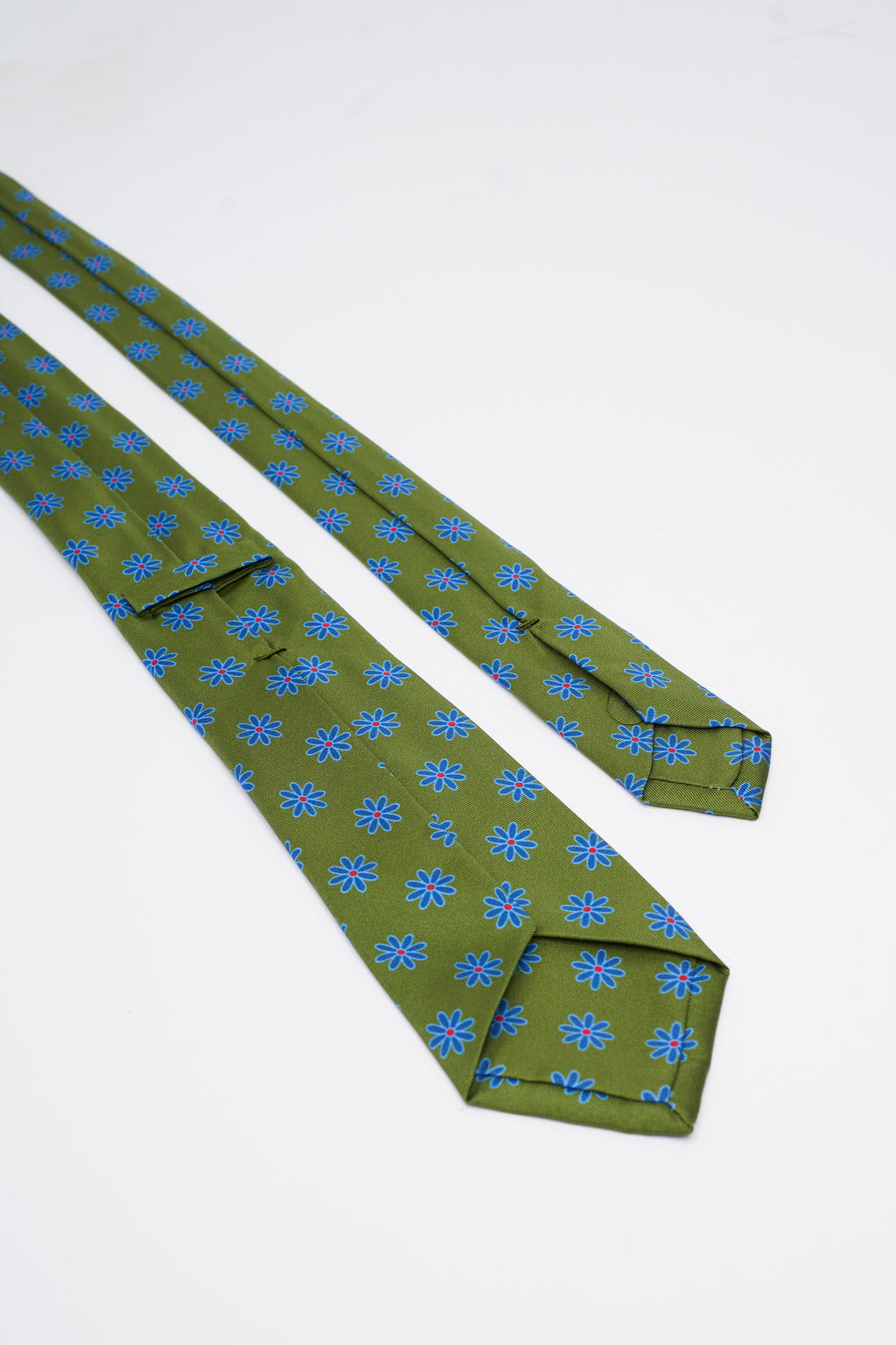 Cravatta in Seta Verde con Motivo a Fiori Blu