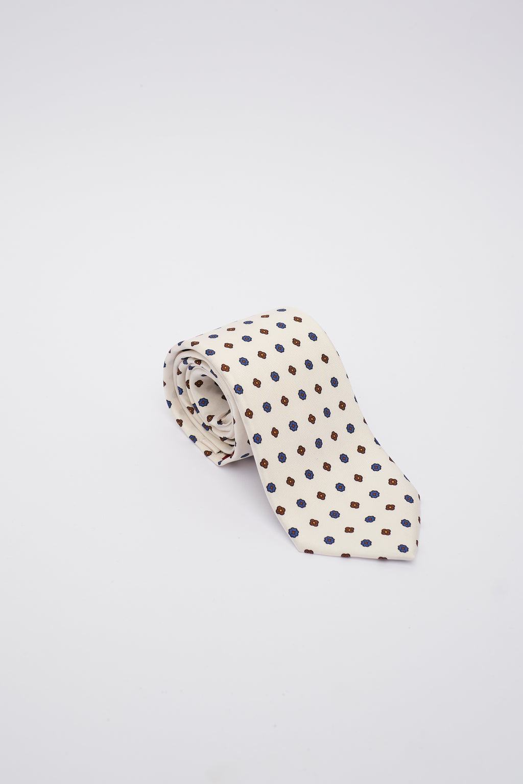 Cravatta in Seta Bianca con Fiori Celestini e Marroni Piccoli