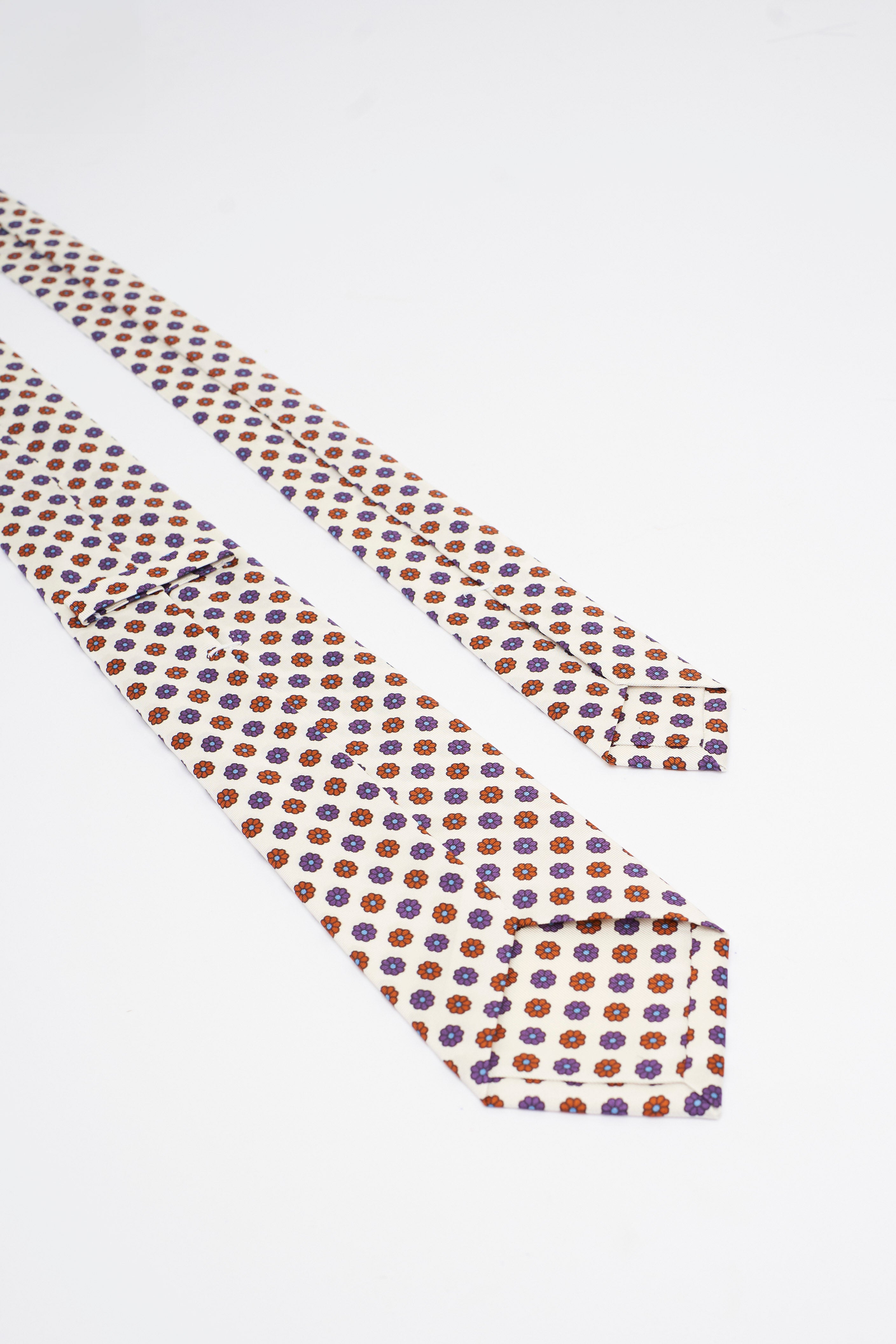 Cravatta in Seta Bianca con Motivo a fiori Geometrici