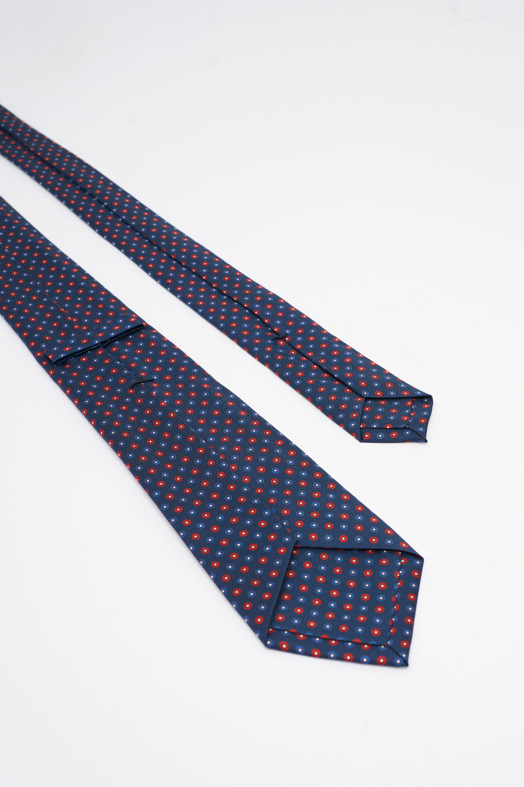 Cravatta in Seta Blu Navy con Motivo a fiori Geometrici