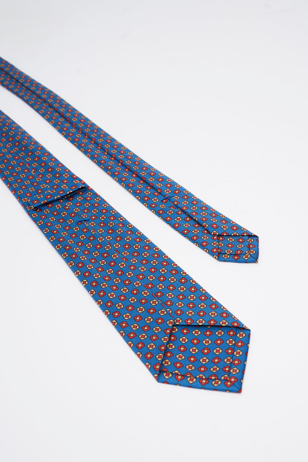 Cravatta in Seta Blu Chiaro con Motivo Geometrico