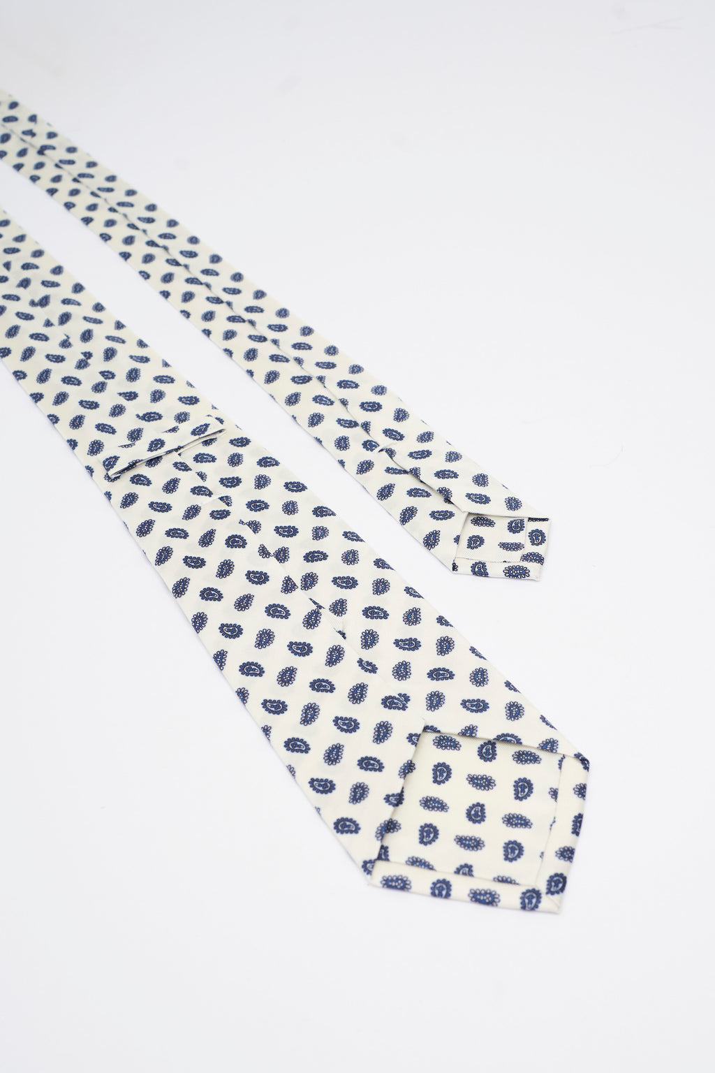 Cravatta in Seta Bianca con Motivo Paisley