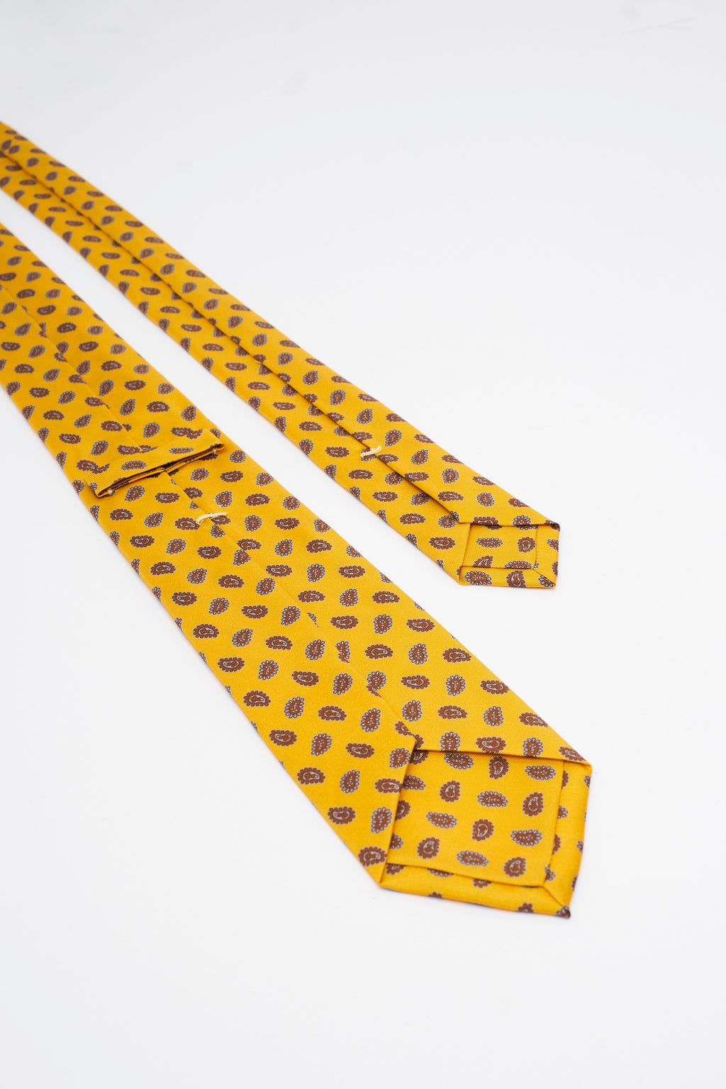 Cravatta in Seta Gialla con Motivo Paisley