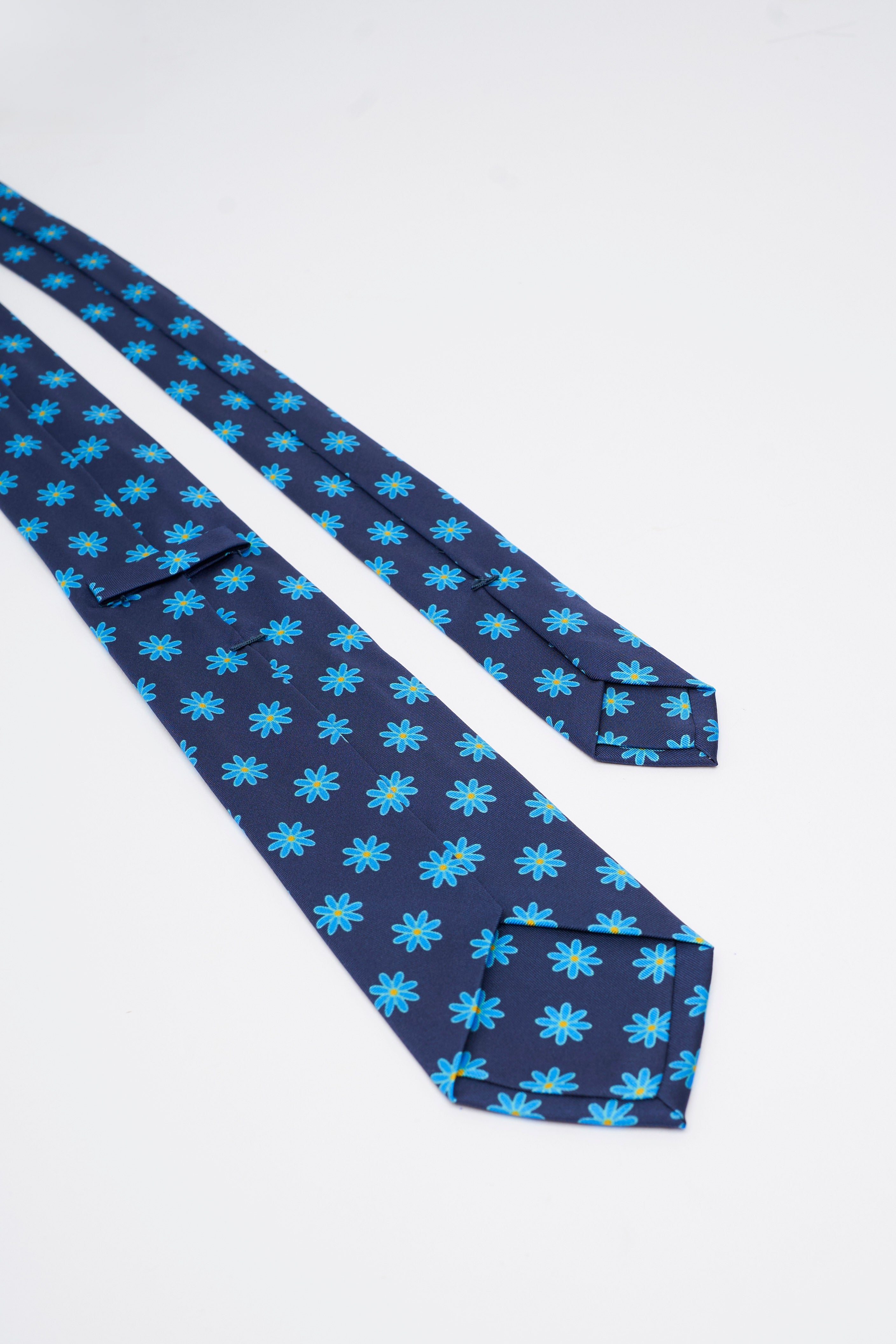 Cravatta in Seta Blu con Motivo a Fiori Azzurri