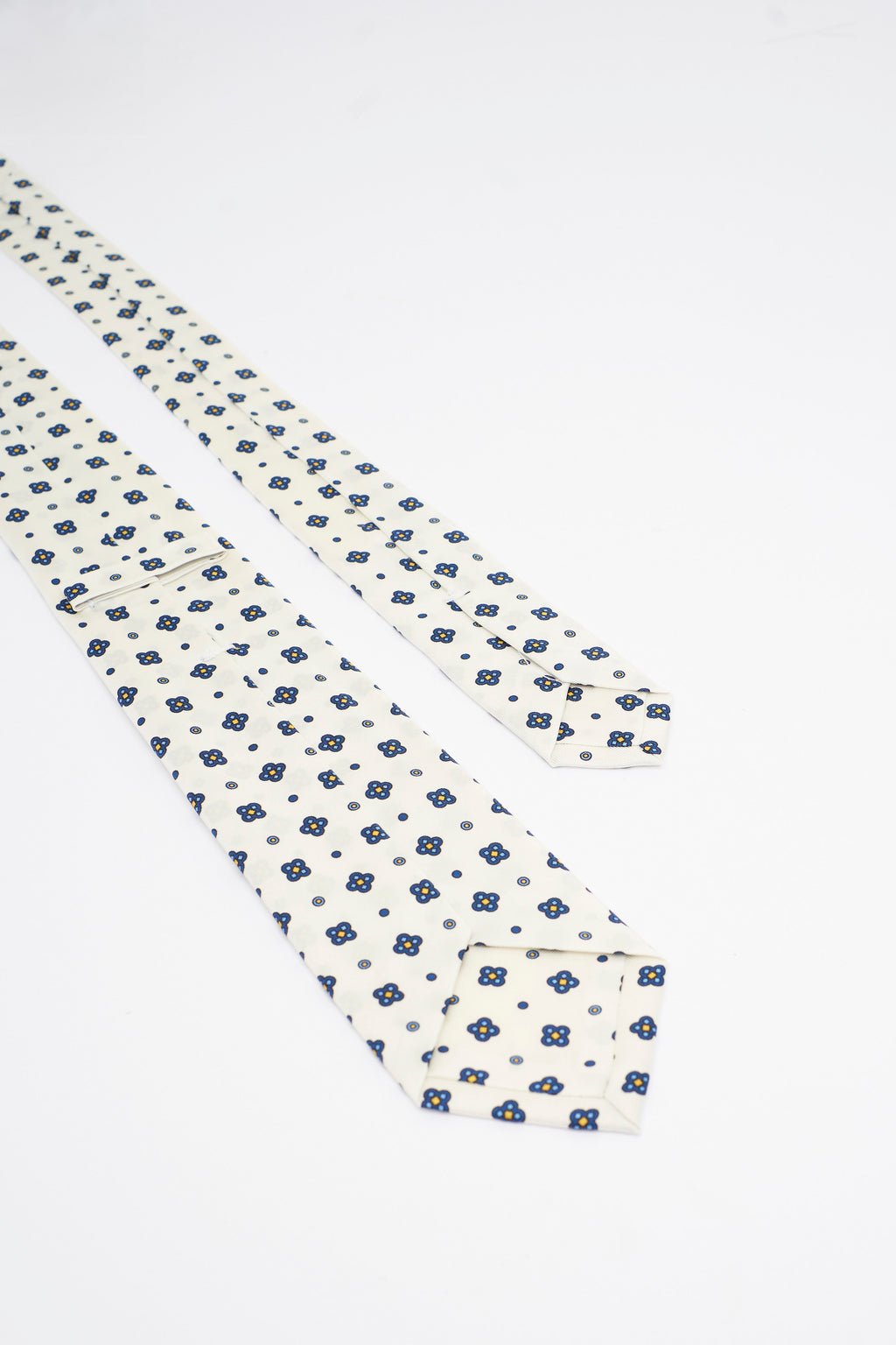 Cravatta in Seta Panna con Motivo a Fiori Blu