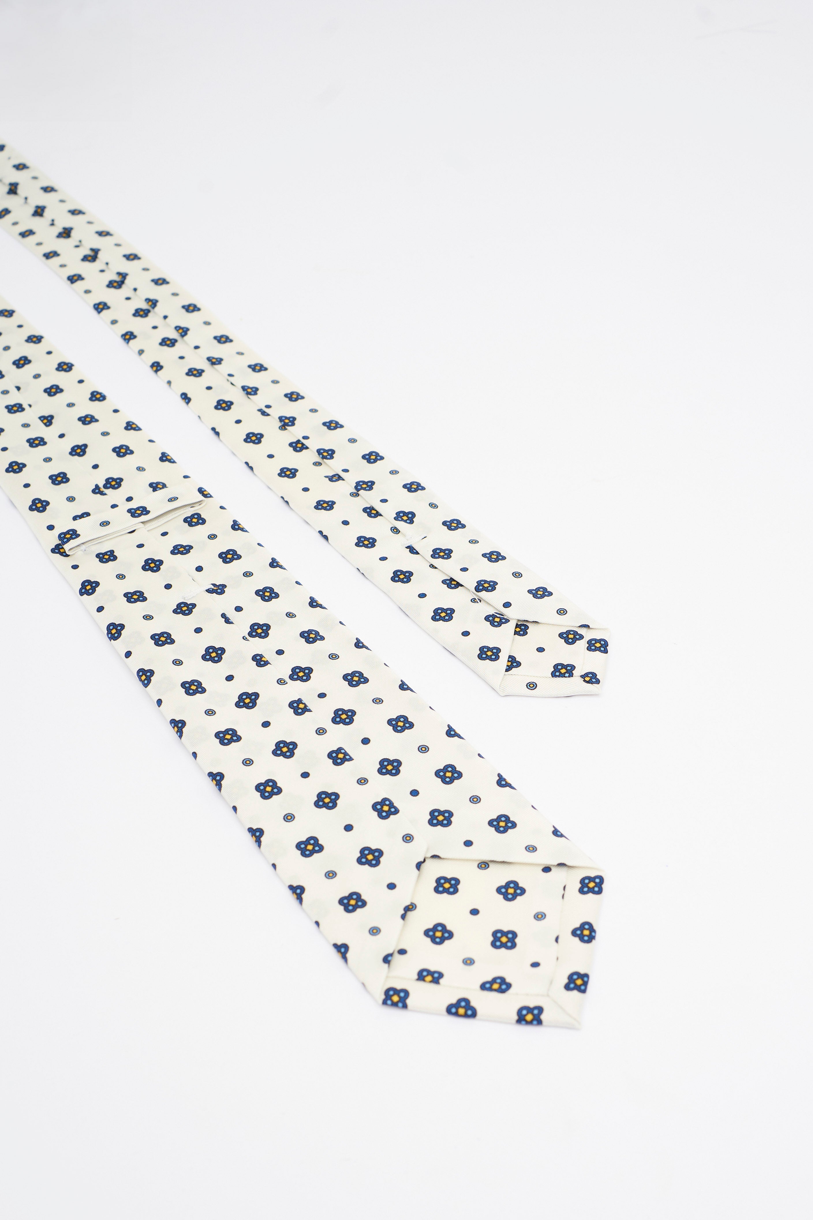 Cravatta in Seta Panna con Motivo a Fiori Blu