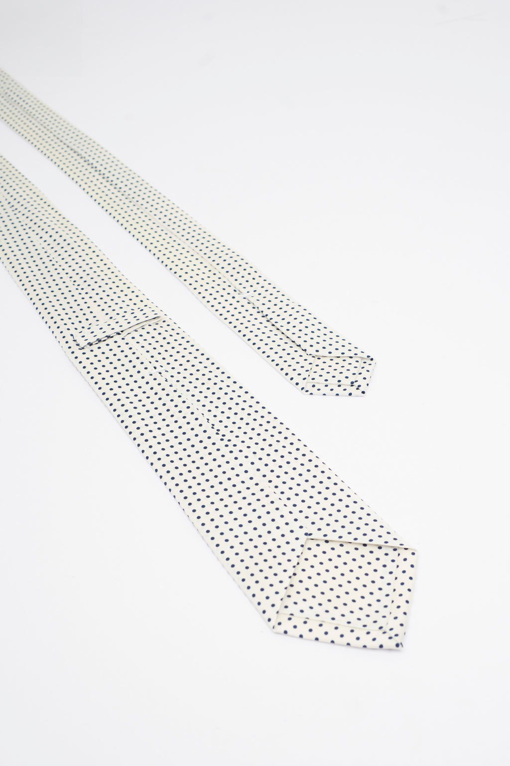 Cravatta in Seta Bianca con Motivo a Pois Nere