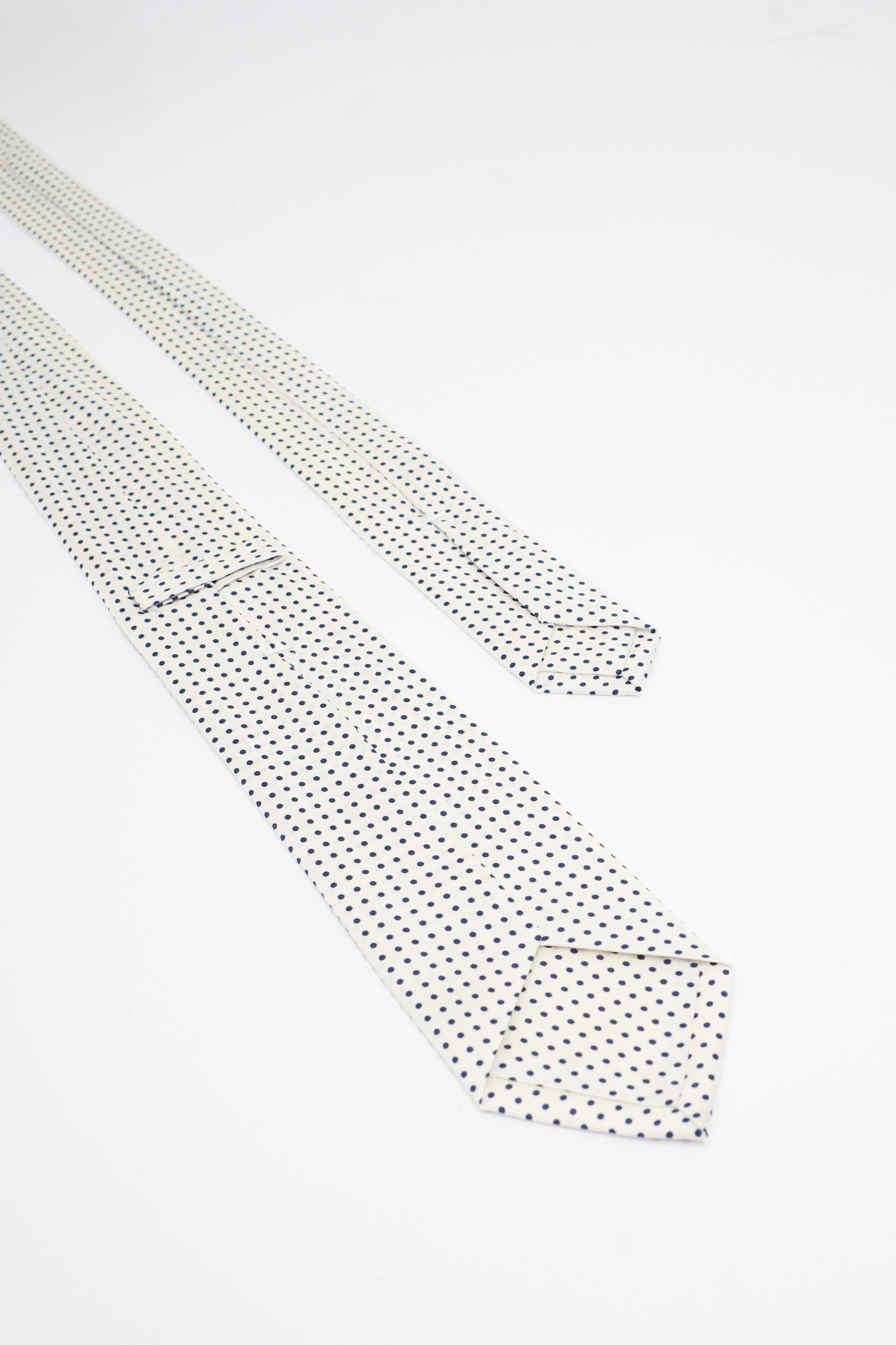 Cravatta in Seta Bianca con Motivo a Pois Nere