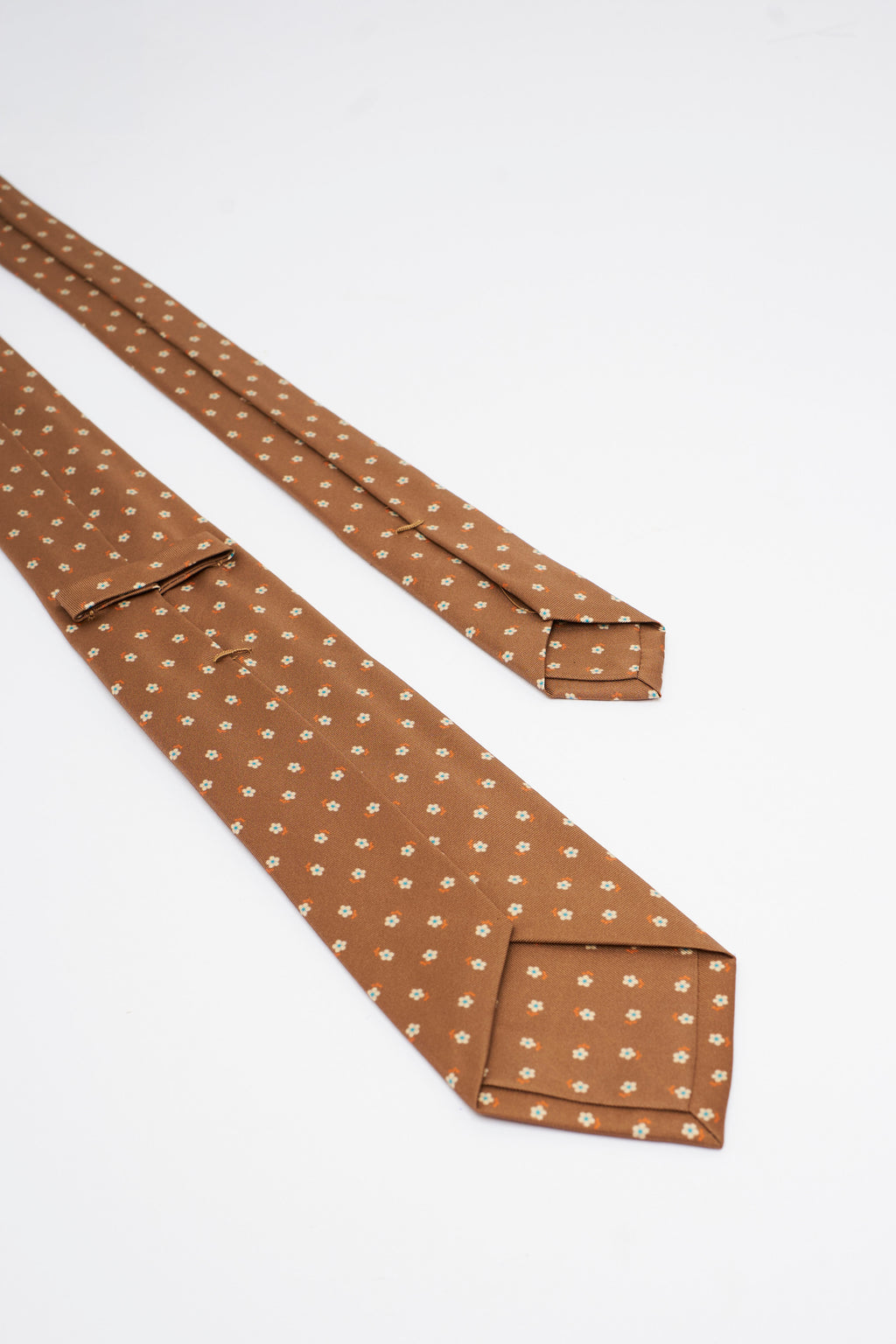 Cravatta in Seta Marrone con Motivo a Piccoli Fiori