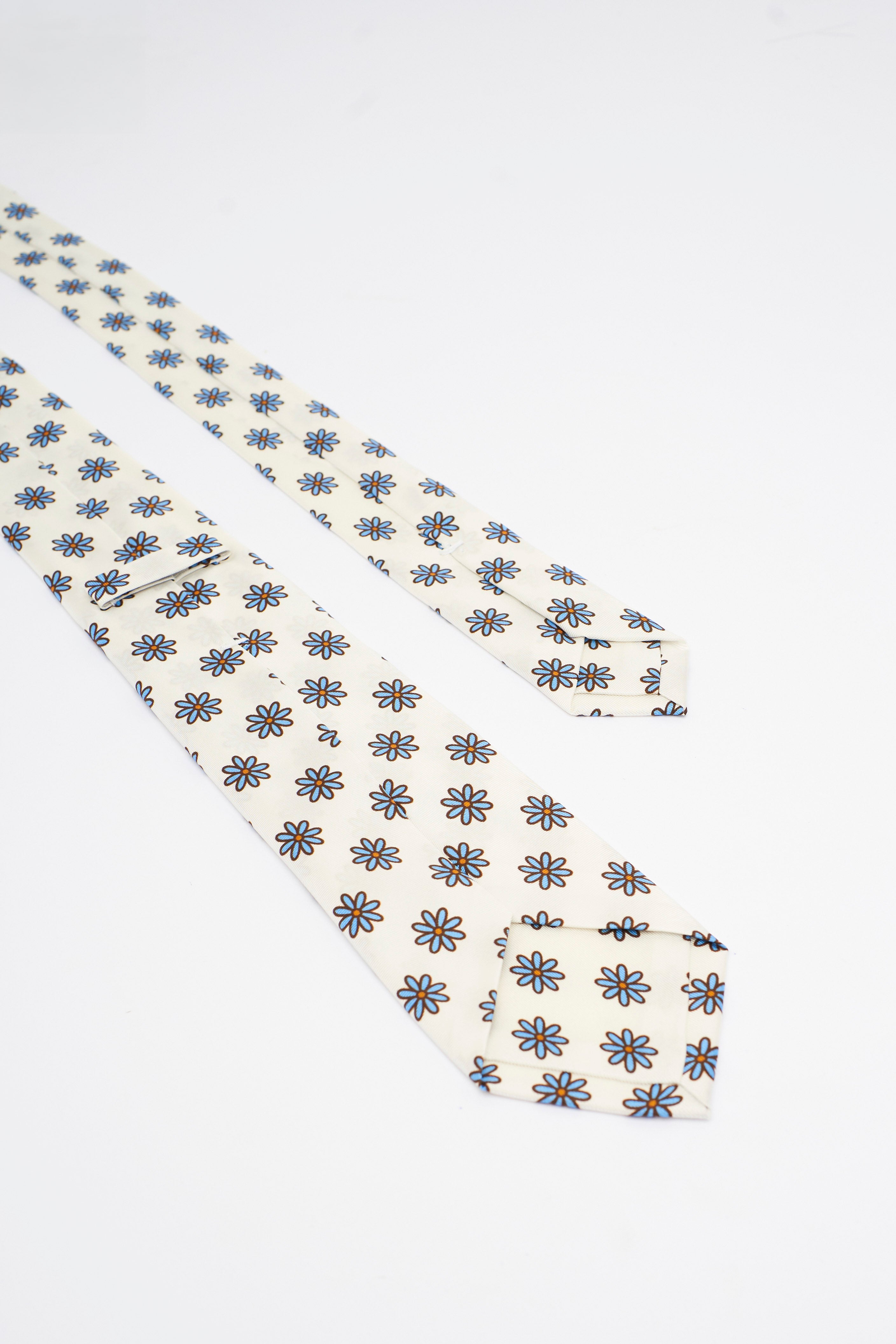 Cravatta in Seta Panna con Motivo a Fiori Azzurri