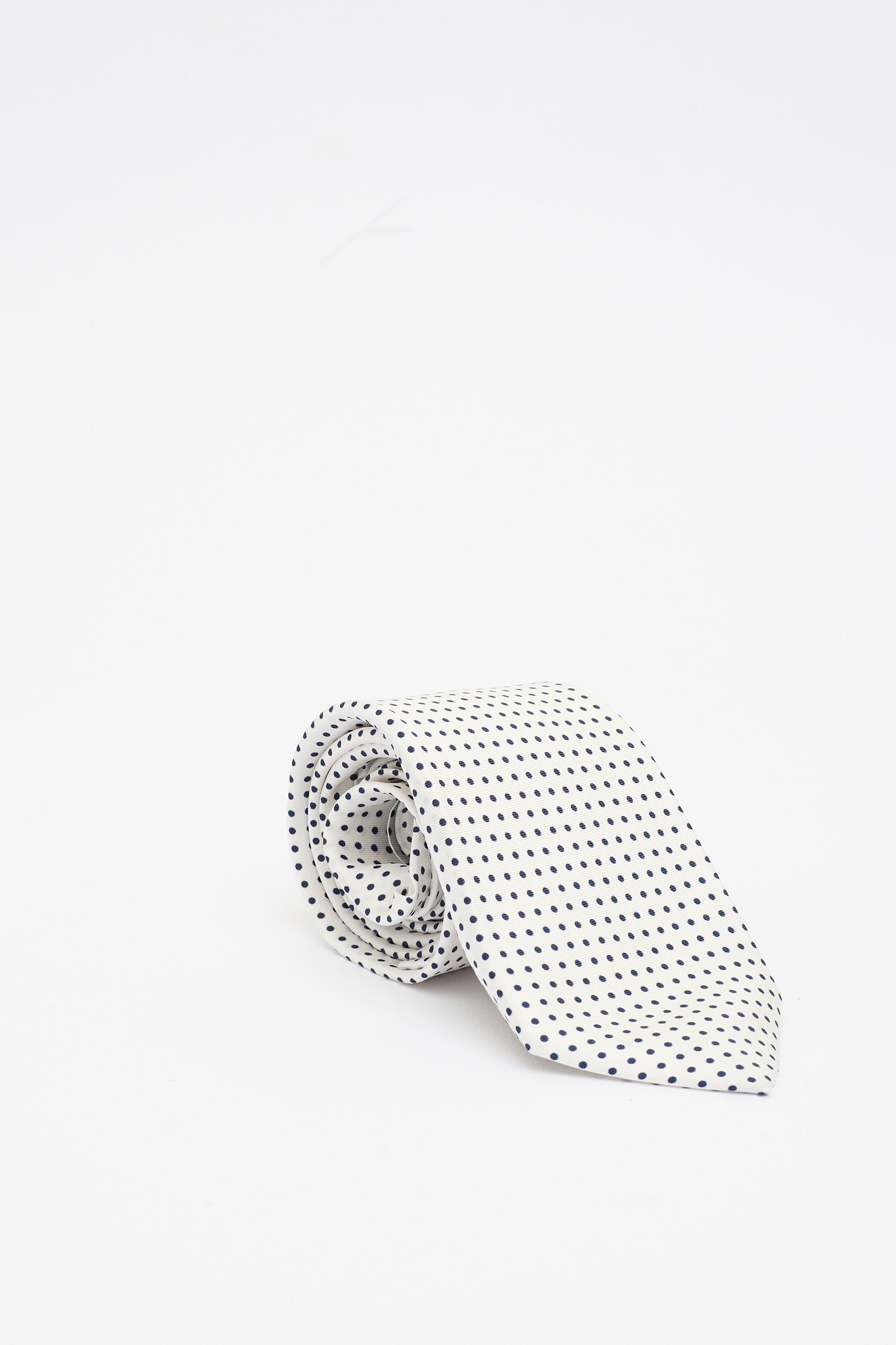 Cravatta in Seta Bianca con Motivo a Pois Nere